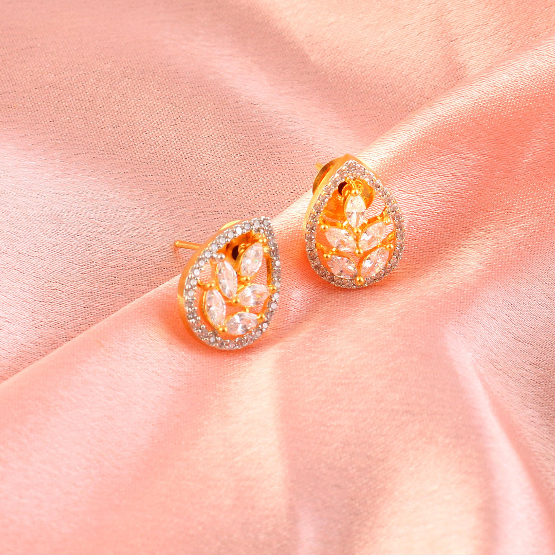 18 Kt Gold Plated Pearl & Cubic Zirconia Studded Pendant Necklace Set